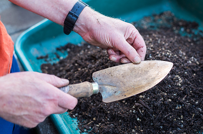 Using a Potting Shovel: Tips and Tricks for Easy Gardening