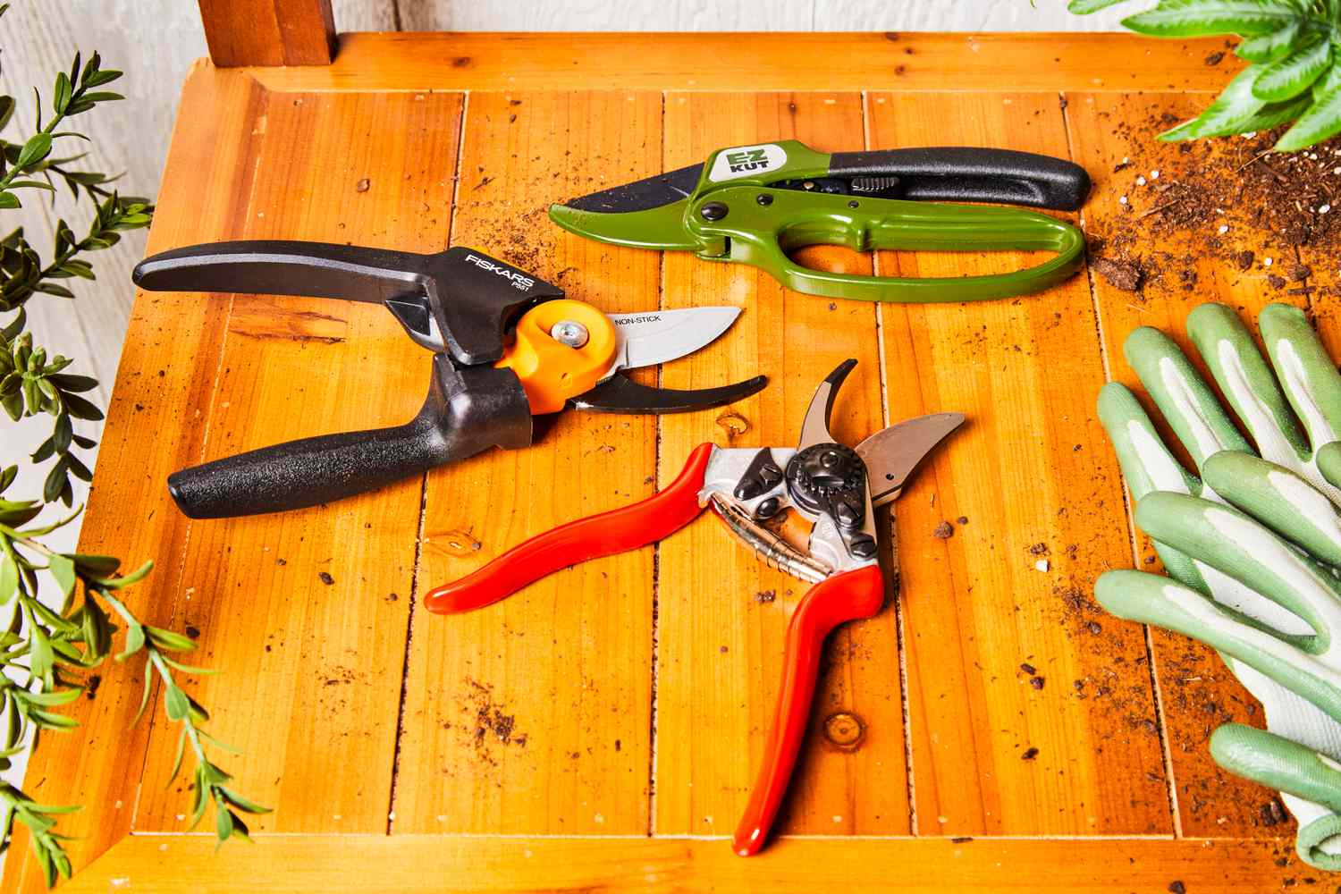 Planting Scissors: What to Look For? Get the Best Pair for Your Garden!