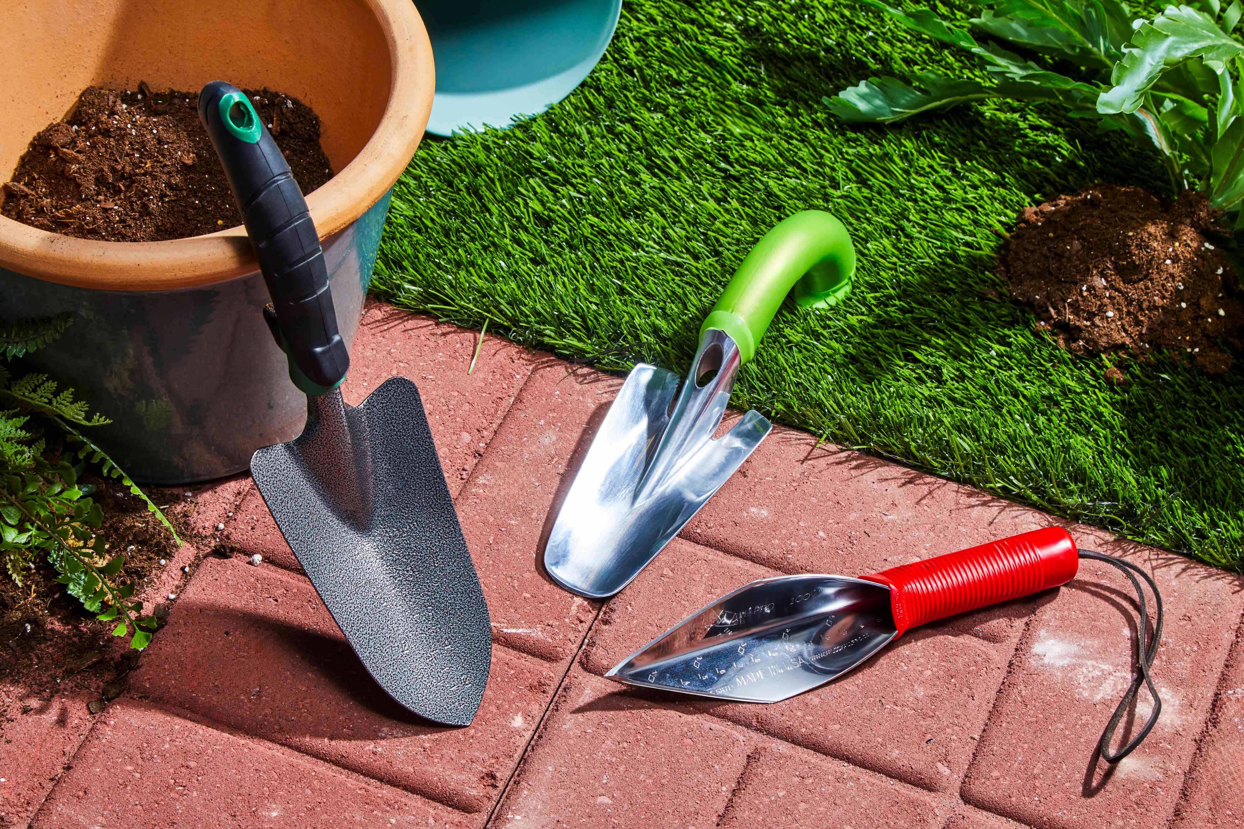 Hand Shovels for Gardening: Which One Is Right for Your Needs?