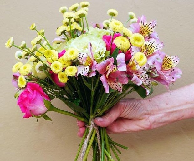 How to create your own lovely flowers nosegay? (Simple DIY steps for a charming mini bouquet)