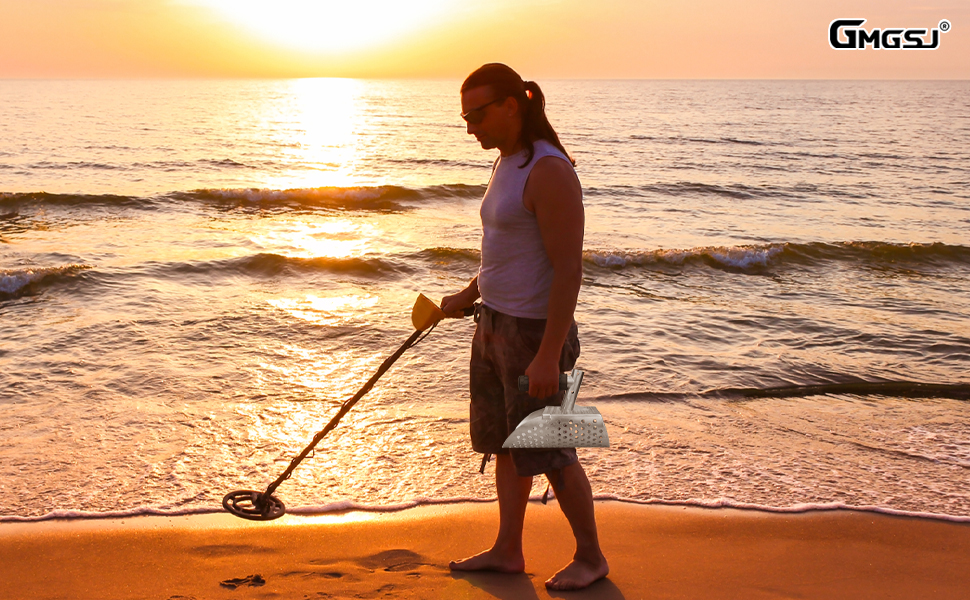 Which sand shovel for metal detecting is best? (See top picks for beach hunting)