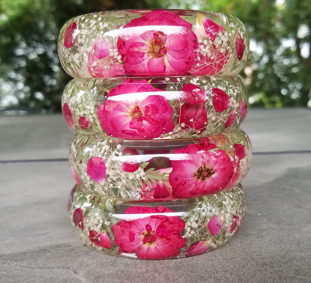 Why is a flowers bracelet a great gift idea? (Discover 5 reasons they are so lovely and thoughtful)