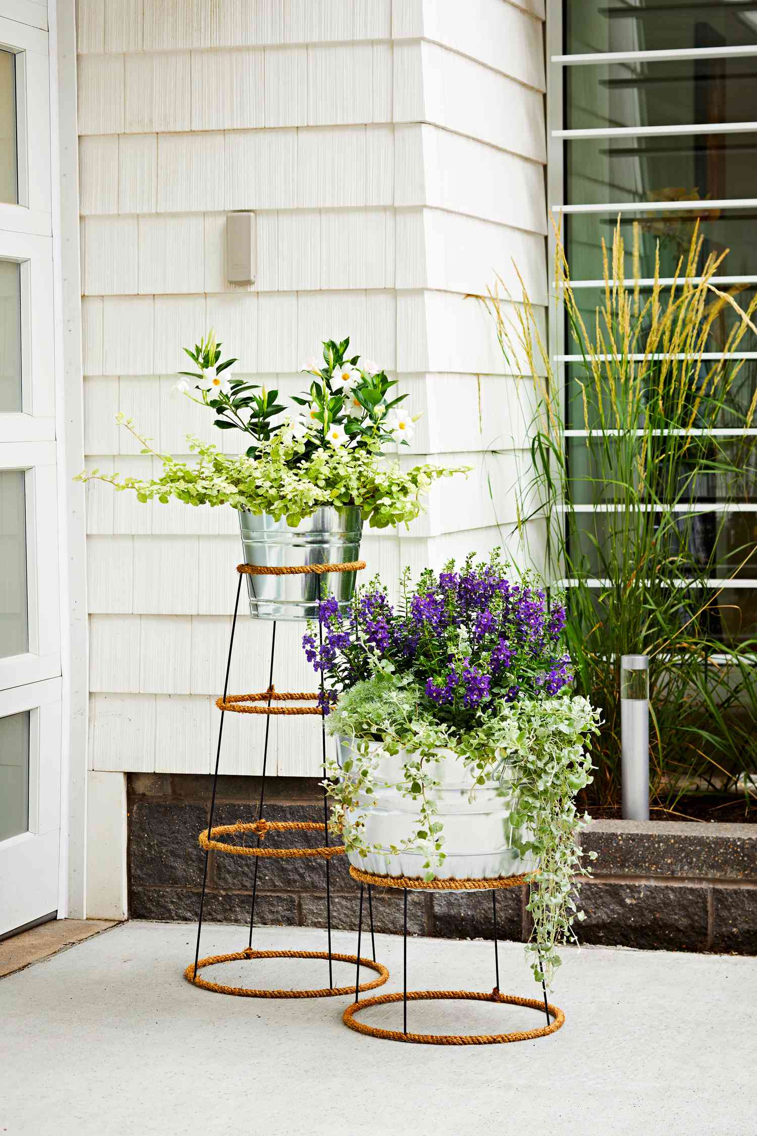 Want your plant bench stand to look amazing? Easy tips for a stunning plant display.