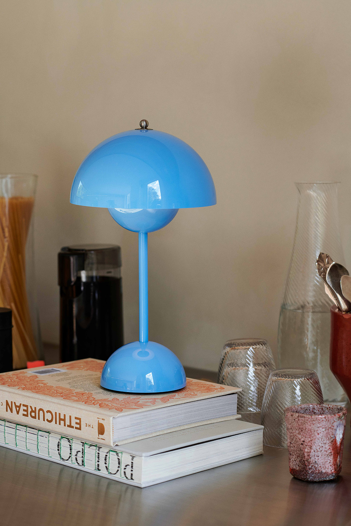 What's so great about the flowerpot bordlampe? It's a famous lamp that adds style everywhere.